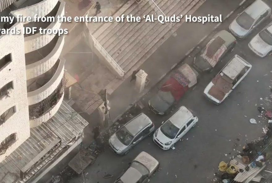 Imagem não verificada mostra supostos membros do Hamas armados com lançadores de foguetes do lado de fora do hospital Al Qud (Reprodução/X/FDI)