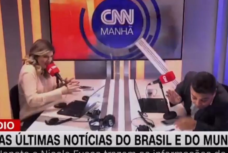 Roberto Nonato chegou a ser atingido por parte do teto do cenário do CNN Manhã (Foto: reprodução de vídeo)