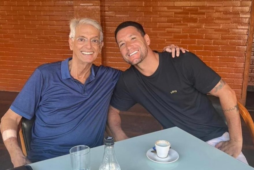 thiago-neves-homenageia-celso-barros3A-22acreditou-em-mim22-idolo-do-flu-prestou-tributo-ao-ex-patrocinador thiago-neves-homenageia-celso-barros3A-22acreditou-em-mim22-idolo-do-flu-prestou-tributo-ao-ex-patrocinador