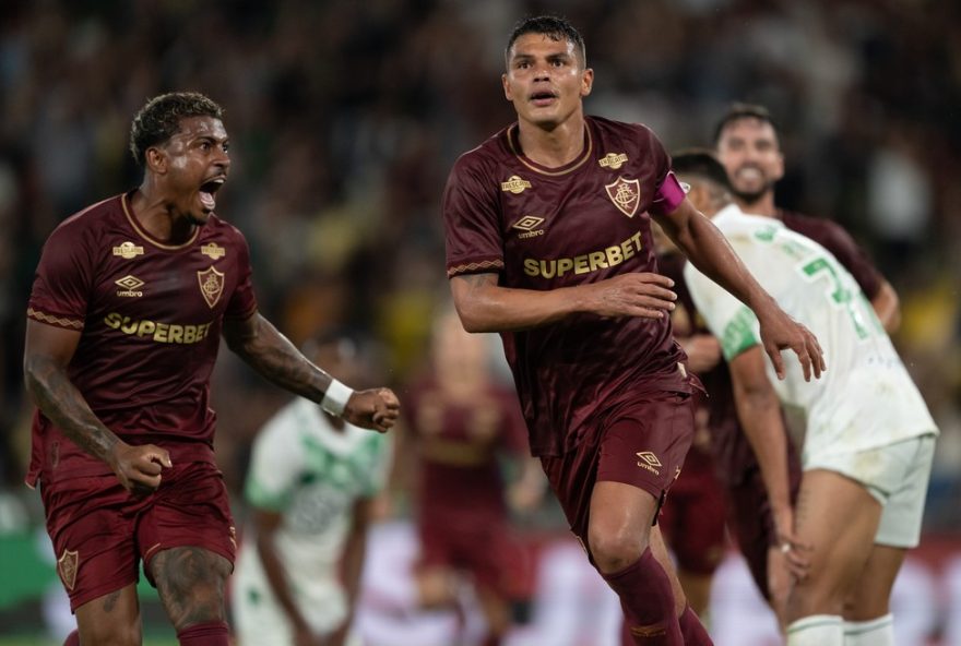 RJ - RIO DE JANEIRO - 16/10/2025 - BRASILEIRO A 2025, FLUMINENSE X JUVENTUDE - Thiago Silva jogador do Fluminense comemora seu gol com John Kennedy jogador da sua equipe durante partida contra o Juventude no estadio Maracana pelo campeonato Brasileiro A 2025. Foto: Jorge Rodrigues/AGIF