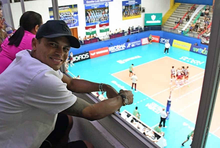 thiago-silva-prestigia-vitoria-do-fluminense-na-superliga-feminina-em-jogo-emocionante