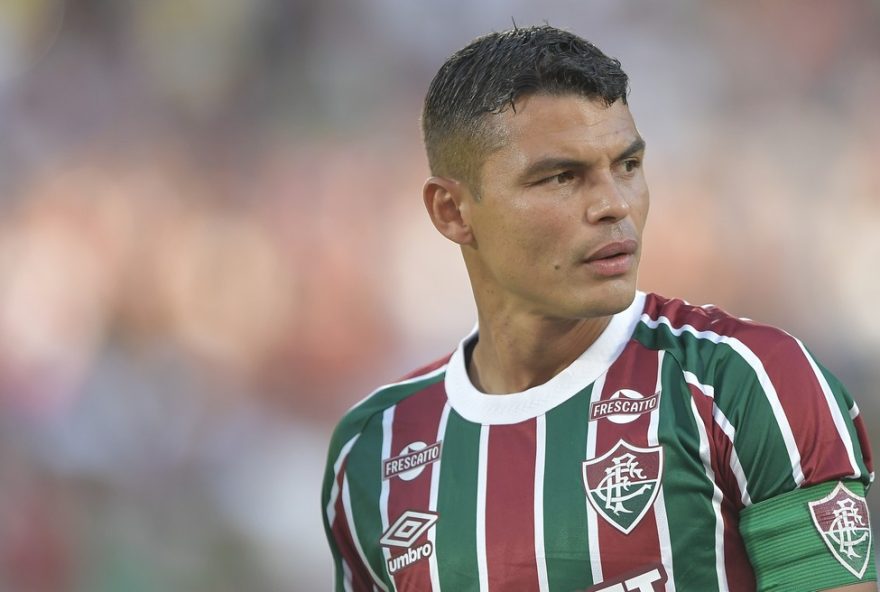 thiago-silva-se-despede-do-fluminense-e-clube-busca-substituto-a-altura RJ - RIO DE JANEIRO - 25/10/2025 - BRASILEIRO A 2025, FLUMINENSE X INTERNACIONAL - Thiago Silva jogador do Fluminense durante partida contra o Internacional no estadio Maracana pelo campeonato Brasileiro A 2025. Foto: Thiago Ribeiro/AGIF