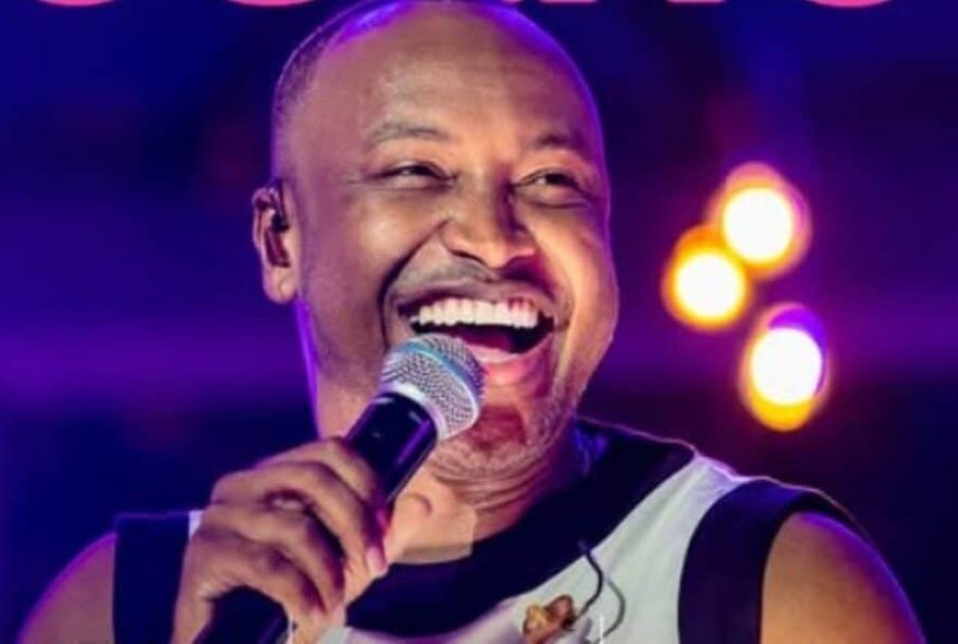 thiaguinho-se-emociona-com-homenagem-de-coral-e-equipe-em-show-pos-nascimento-de-bento-em-goiania