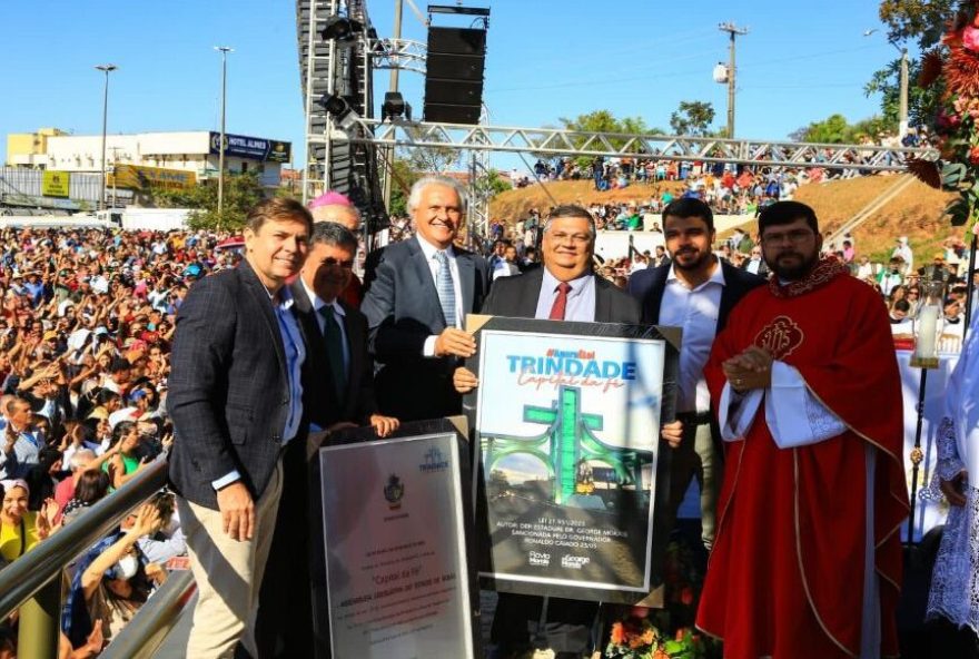 Governador Ronaldo Caiado participa da missa de encerramento da Romaria de Trindade; ministro da Justiça e Segurança Pública, Flávio Dino, também esteve presente na cerimonia a convite do chefe do Executivo goiano
(Foto: Reprodução/ Secom)