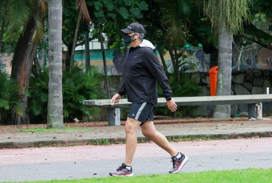 William Bonner é flagrado enquanto caminhava na Lagoa Rodrigo de Freitas zona sul do Rio de Janeiro