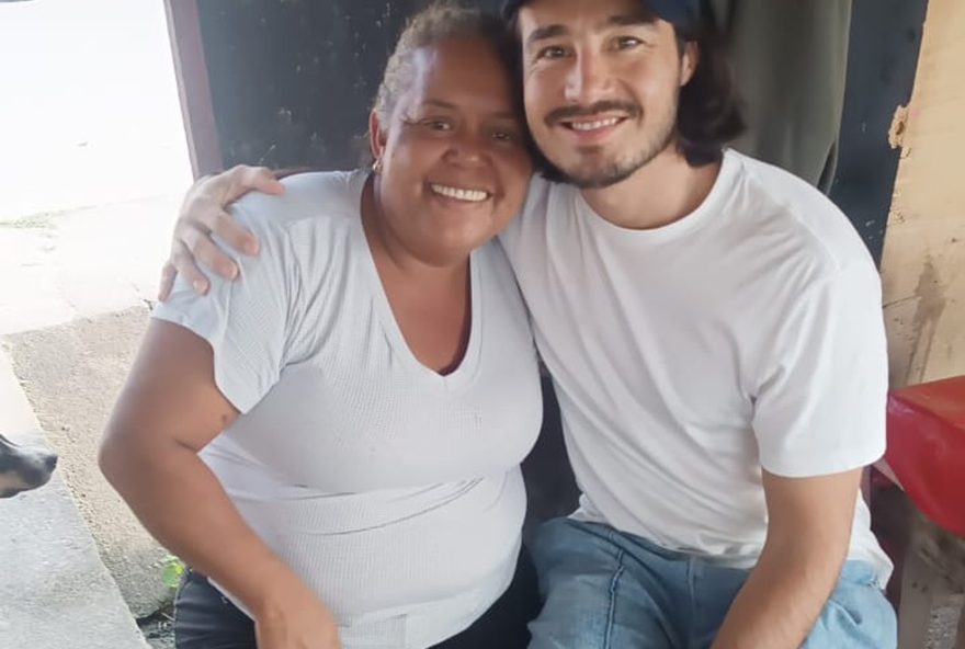 tiago-iorc-se-encanta-com-pamonha-em-visita-a-comerciante-de-encruzilhada-de-sao-joao3A-video