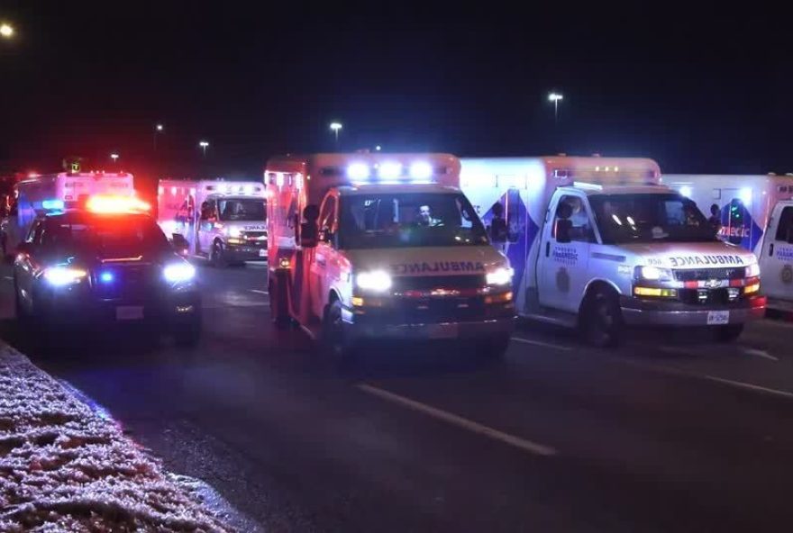 tiroteio-em-bar-de-toronto-deixa-12-feridos3A-policia-busca-suspeitos.-apreensao-na-cidade-com-incidente-violento