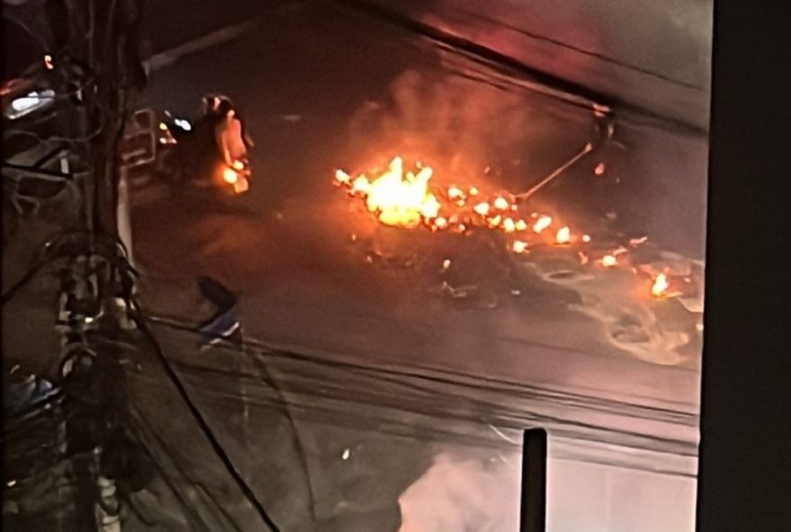 tiroteio-em-cidade-de-deus3A-onibus-usados-como-barricadas-em-frente-a-upa tiroteio-em-cidade-de-deus3A-onibus-usados-como-barricadas-em-frente-a-upa