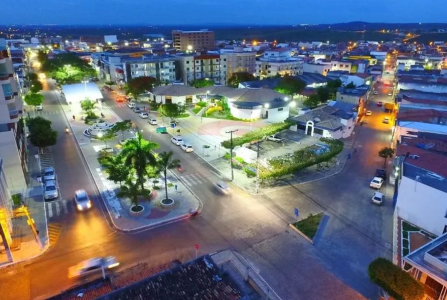 tiroteio-em-conceicao-do-coite3A-homem-e-adolescente-baleados-em-praca-apos-festa