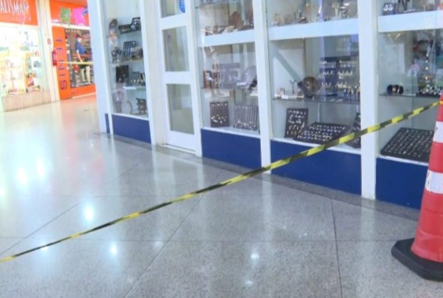 tiroteio-em-shopping-de-bairro-nobre-de-salvador-deixa-seguranca-e-cliente-feridos3A-policia-investiga-assalto-e-busca-suspeitos
