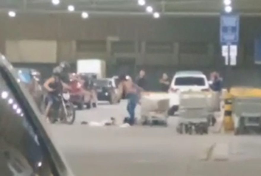 tiroteio-em-supermercado3A-homem-morto-e-mulher-baleada-em-video-chocante