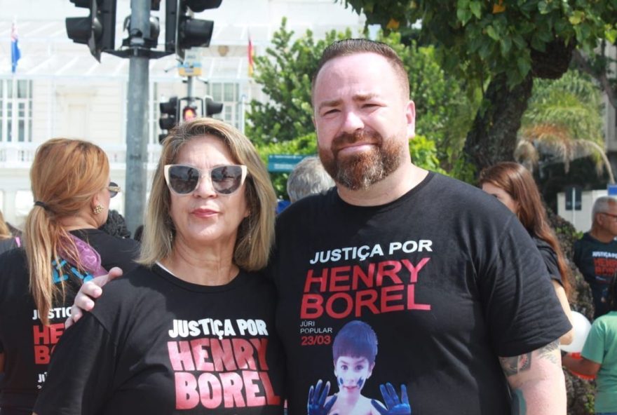 titulo3A-22mae-e-filho-de-eliza-samudio-homenageiam-henry-borel-em-caminhada-no-rj220A titulo3A-22mae-e-filho-de-eliza-samudio-homenageiam-henry-borel-em-caminhada-no-rj220A