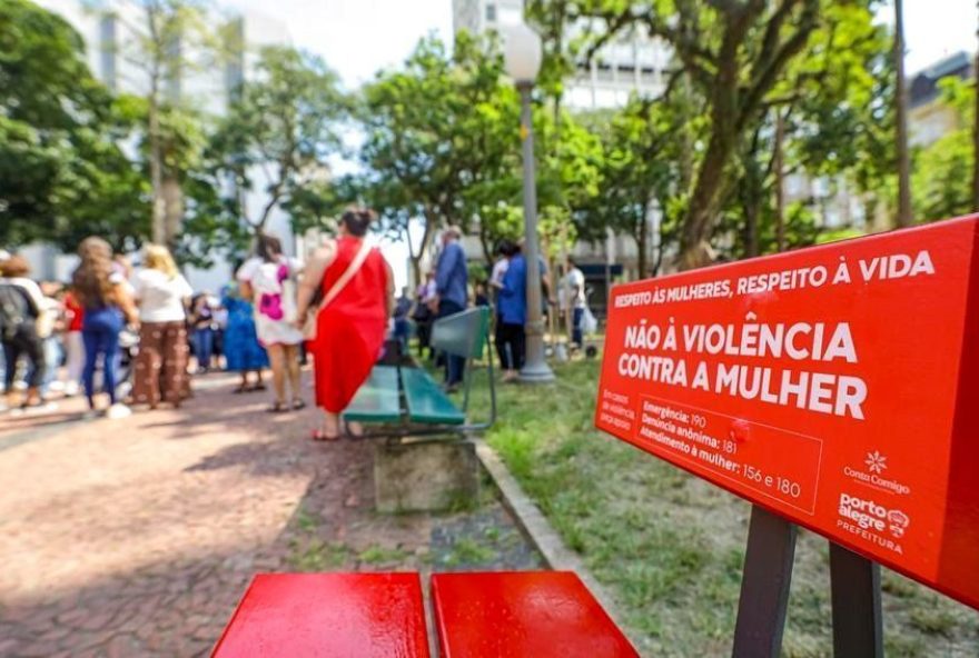 titulo3A-22porto-alegre-lanca-campanha-contra-o-feminicidio-com-banco-vermelho-na-praca-da-alfandega220A titulo3A-22porto-alegre-lanca-campanha-contra-o-feminicidio-com-banco-vermelho-na-praca-da-alfandega220A