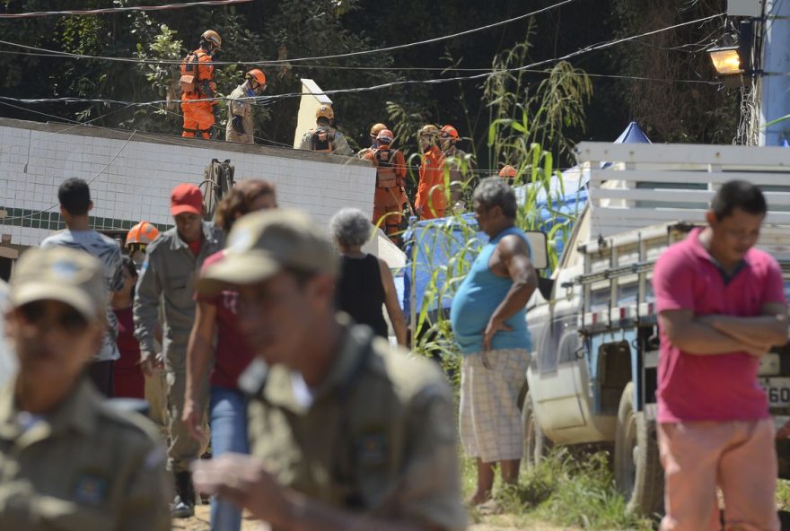 Equipes que atuam na busca e resgate de pessoas após o desabamento dos dois prédios na comunidade da Muzema, continuam as buscas

Foto: Tânia Rêgo/Agência Brasil