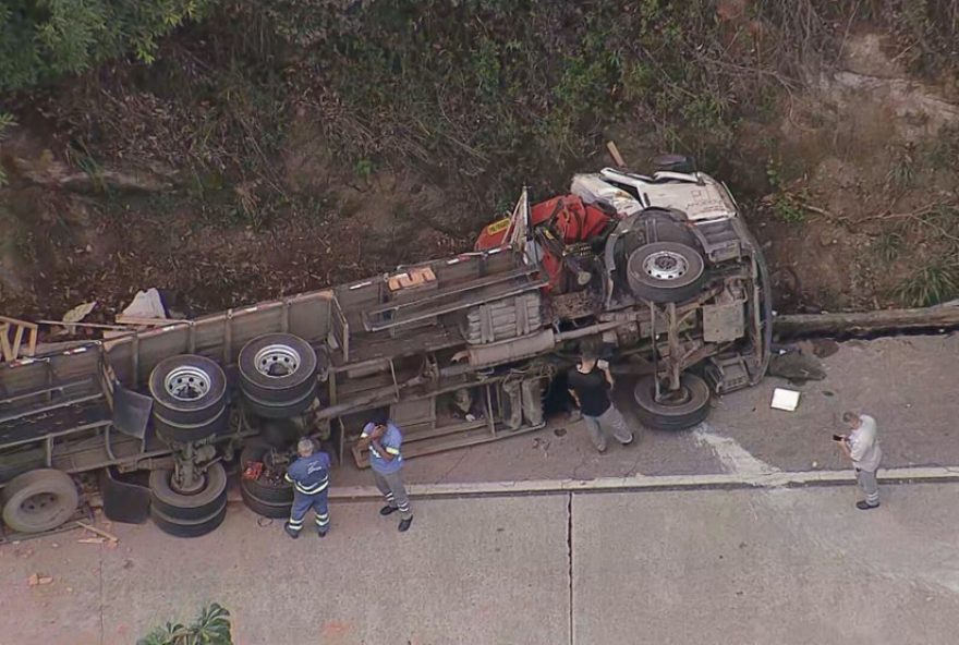 tombamento-de-caminhao-e-pane-em-carreta-causam-interdicoes-na-br-040-na-serra-de-petropolis3A-veja-os-detalhes tombamento-de-caminhao-e-pane-em-carreta-causam-interdicoes-na-br-040-na-serra-de-petropolis3A-veja-os-detalhes