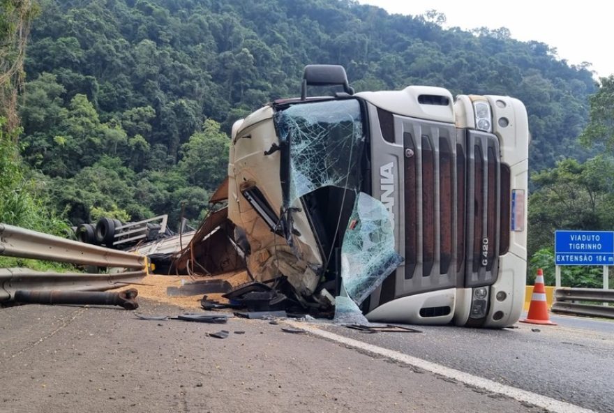 tombamento-de-caminhao-interdita-br-277-na-serra-da-esperanca2C-no-parana