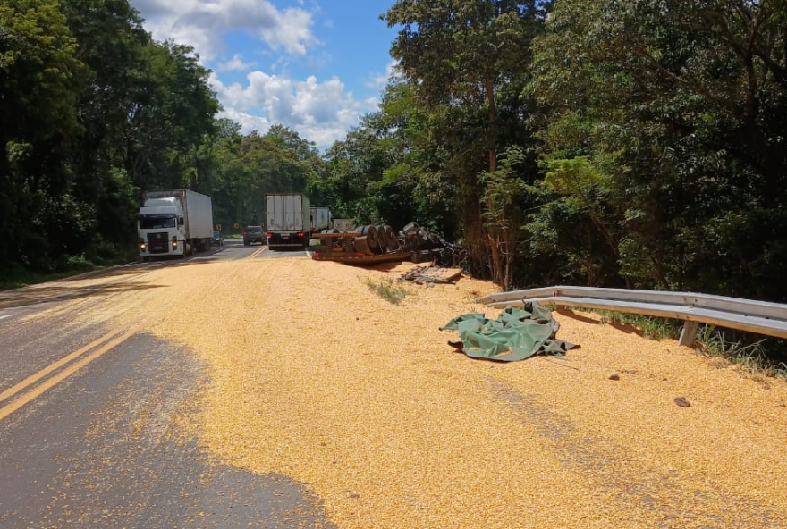 tombamento-de-caminhao-na-br tombamento-de-caminhao-na-br