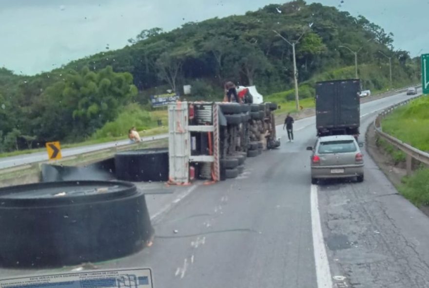 tombamento-de-carreta-interdita-trecho-da-fernao-dias-em-minas-gerais tombamento-de-carreta-interdita-trecho-da-fernao-dias-em-minas-gerais