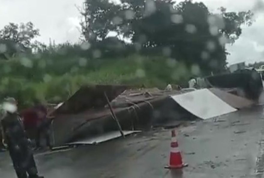 tombamento-de-carreta-trava-o-transito-na-br-3812C-na-grande-bh tombamento-de-carreta-trava-o-transito-na-br-3812C-na-grande-bh