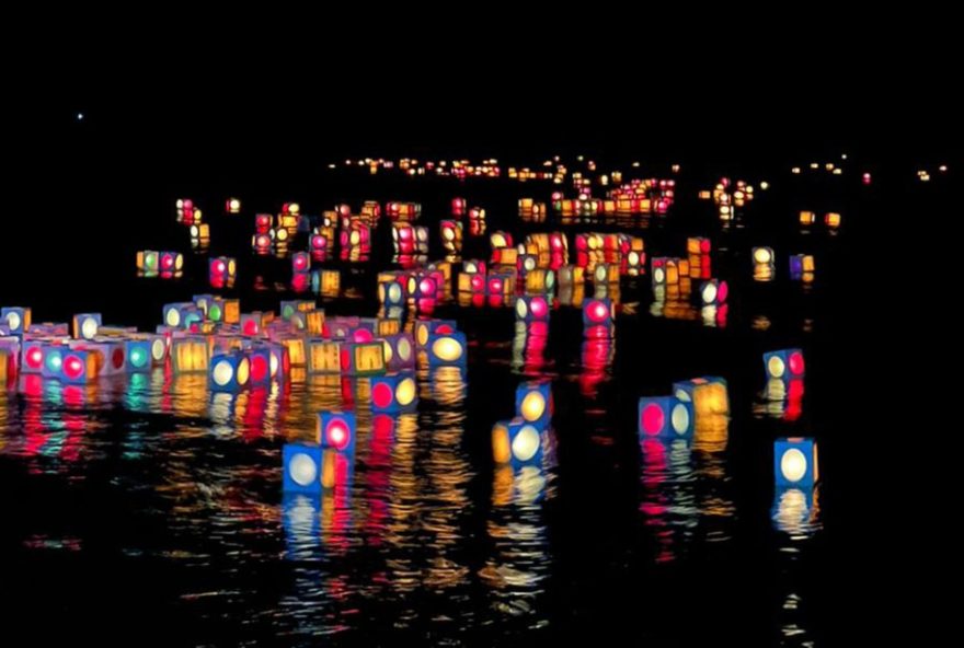 tooro-nagashi3A-ritual-japones-ilumina-represa-do-parana-com-lanternas-flutuantes tooro-nagashi3A-ritual-japones-ilumina-represa-do-parana-com-lanternas-flutuantes
