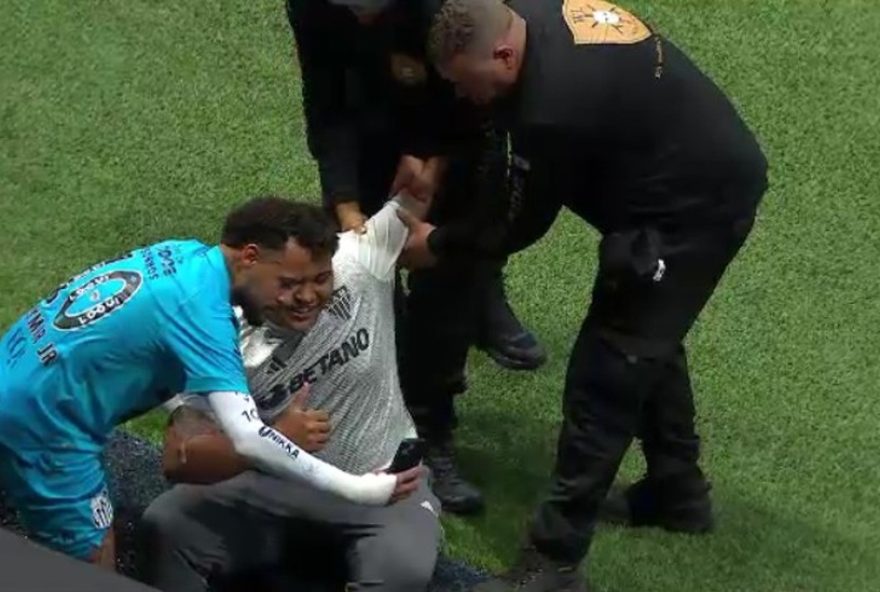 torcedor-do-atletico-mg-e-suspenso-por-invadir-campo-para-foto-com-neymar