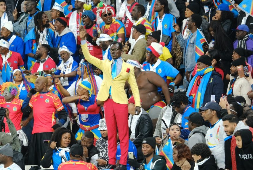 torcedor-homenageia-martir-da-rd-congo-22virando22-estatua-humana-durante-jogos-da-copa-das-nacoes torcedor-homenageia-martir-da-rd-congo-22virando22-estatua-humana-durante-jogos-da-copa-das-nacoes