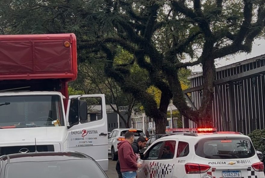 torcedores-do-corinthians-destroem-caminhao-de-som-por-reproduzir-hinos-de-clubes-rivais