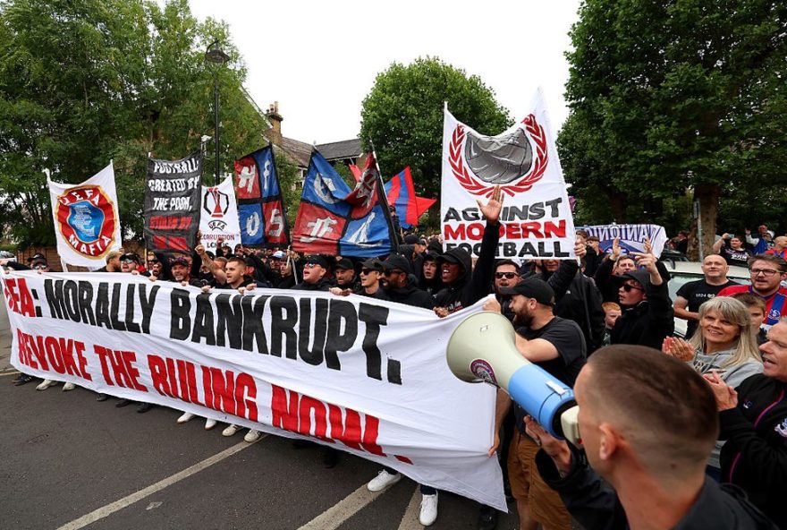 torcedores-do-crystal-palace-protestam-contra-exclusao-da-uefa-da-liga-europa3A-22revoguem-a-decisao-agora22