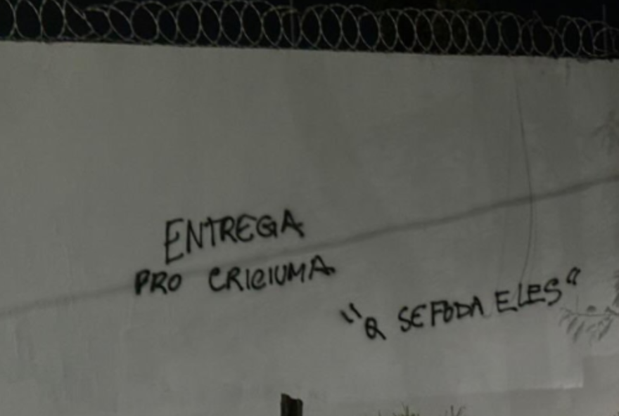 torcedores-do-flamengo-picham-muro-com-pedido-inusitado