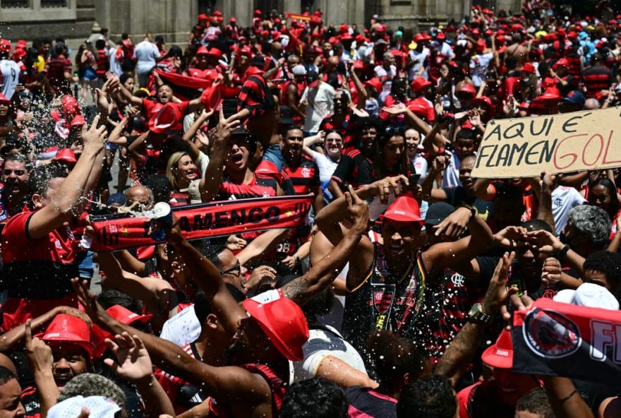 torcedores-do-flamengo-protestam-contra-decisao-do-premio-do-brasileirao3A-tiraram-mesmo torcedores-do-flamengo-protestam-contra-decisao-do-premio-do-brasileirao3A-tiraram-mesmo