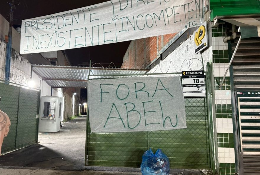 torcedores-do-palmeiras-protestam-pedindo-saida-de-abel-ferreira3A-crise-no-allianz-parque
