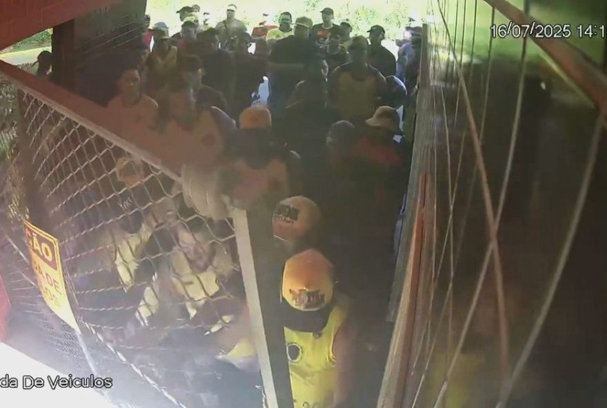 torcedores-invadem-ct-do-de-e-danificam-sistema-de-gravacao3A-video-mostra-o-momento