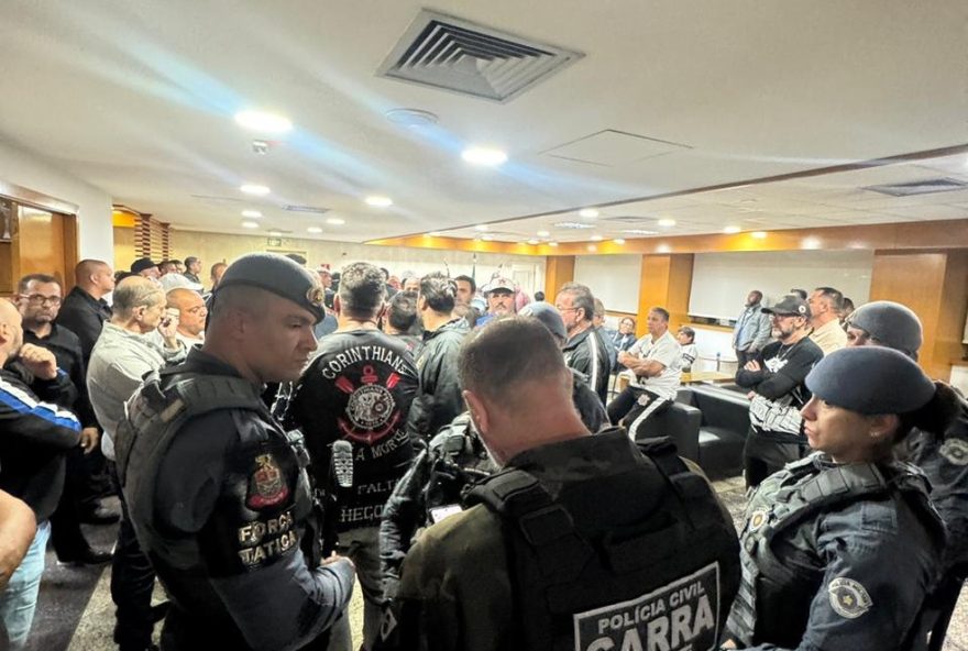 torcedores-invadem-sede-do-corinthians-em-meio-a-crise-e-pm-e-acionada3A-presidente-interino-contesta-volta-de-augusto-melo