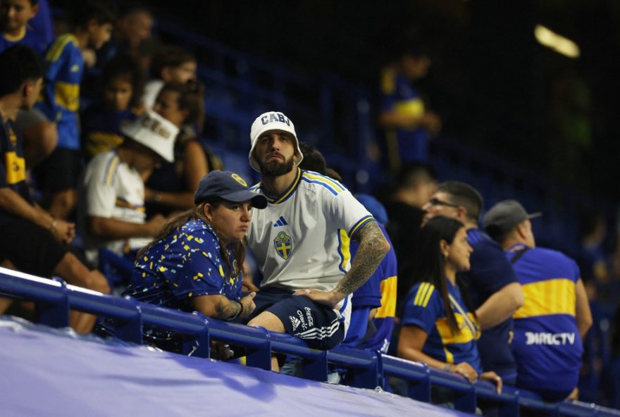 torcida-do-boca-juniors-se-revolta-com-eliminacao-na-libertadores3A-22que-nao-fique-nenhum-jogador22