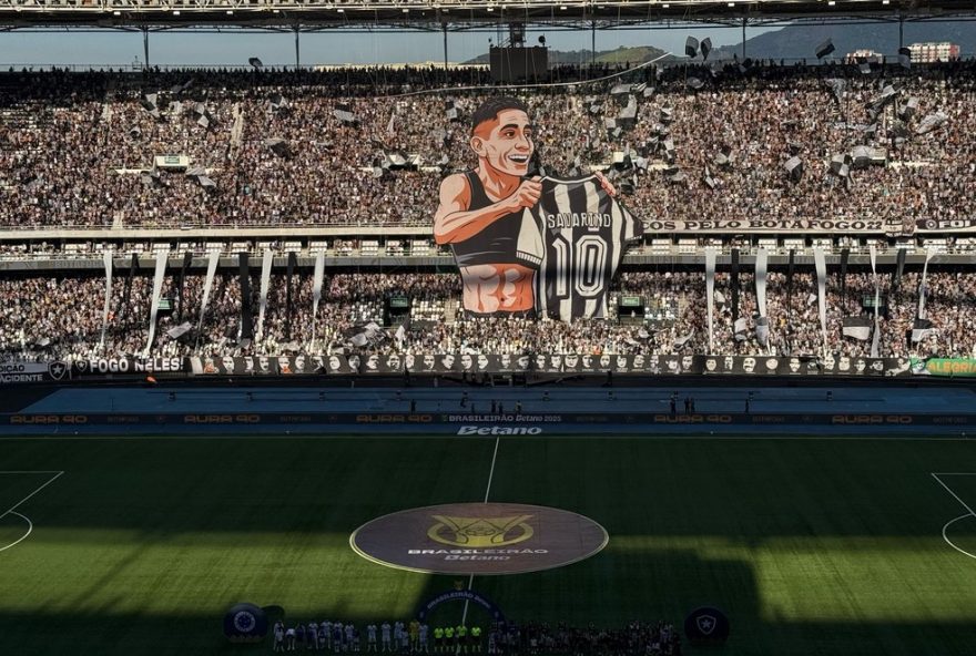 torcida-do-botafogo-homenageia-savarino-em-jogo-contra-o-cruzeiro-com-bandeirao-de-25-metros.-acompanhe-as-novidades-do-idolo-no-de