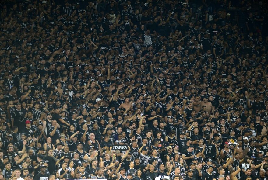 torcida-do-corinthians-cobra-jogadores-mesmo-apos-classificacao-na-libertadores