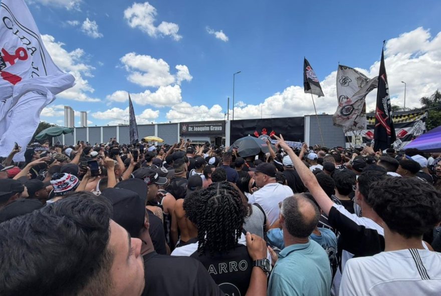 torcida-do-corinthians-faz-festa-em-frente-ao-ct-antes-da-final-da-copa-do-brasil-no-rio3B-veja-videos torcida-do-corinthians-faz-festa-em-frente-ao-ct-antes-da-final-da-copa-do-brasil-no-rio3B-veja-videos