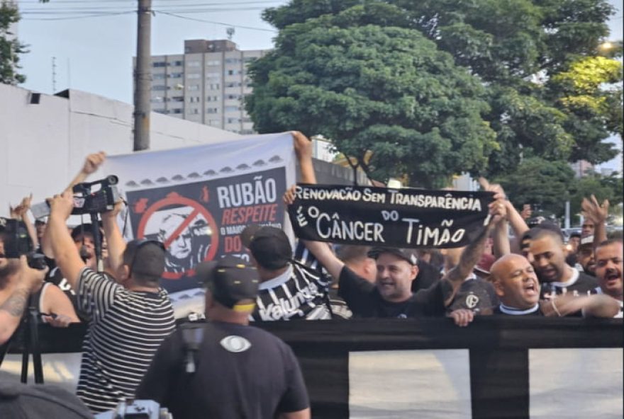 torcida-do-corinthians-protesta-contra-impeachment-na-sede-do-clube