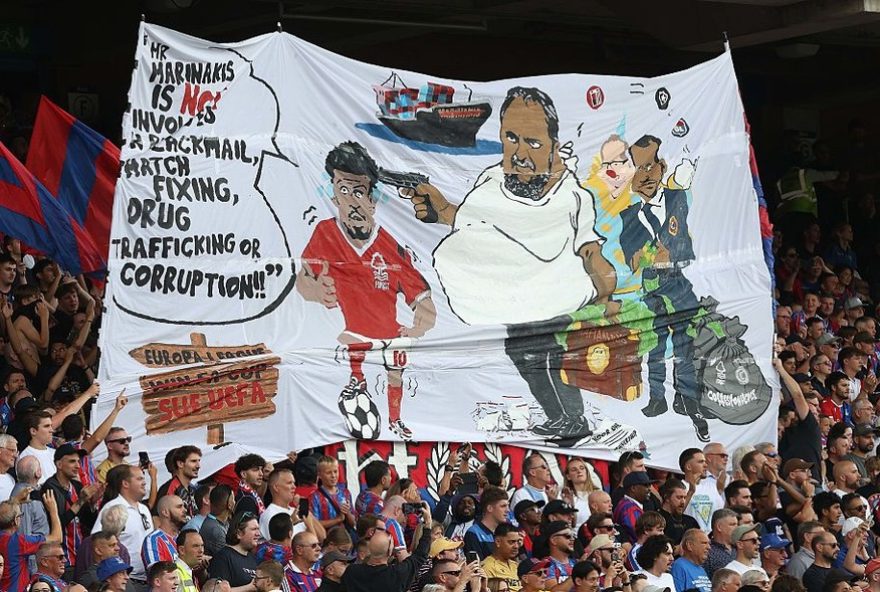 torcida-do-crystal-palace-protesta-contra-john-textor-e-evangelos-marinakis-apos-exclusao-da-liga-europa