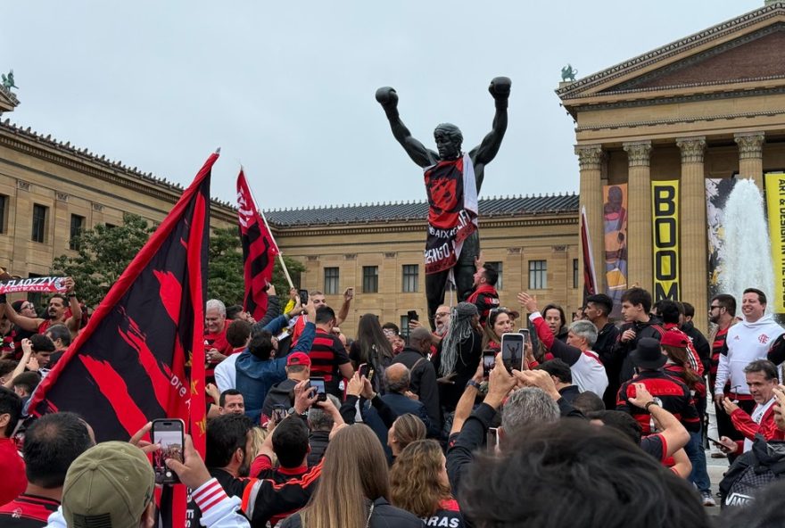 torcida-do-flamengo-lota-estatua-do-rocky-balboa-antes-da-estreia-na-copa-do-mundo-de-clubes