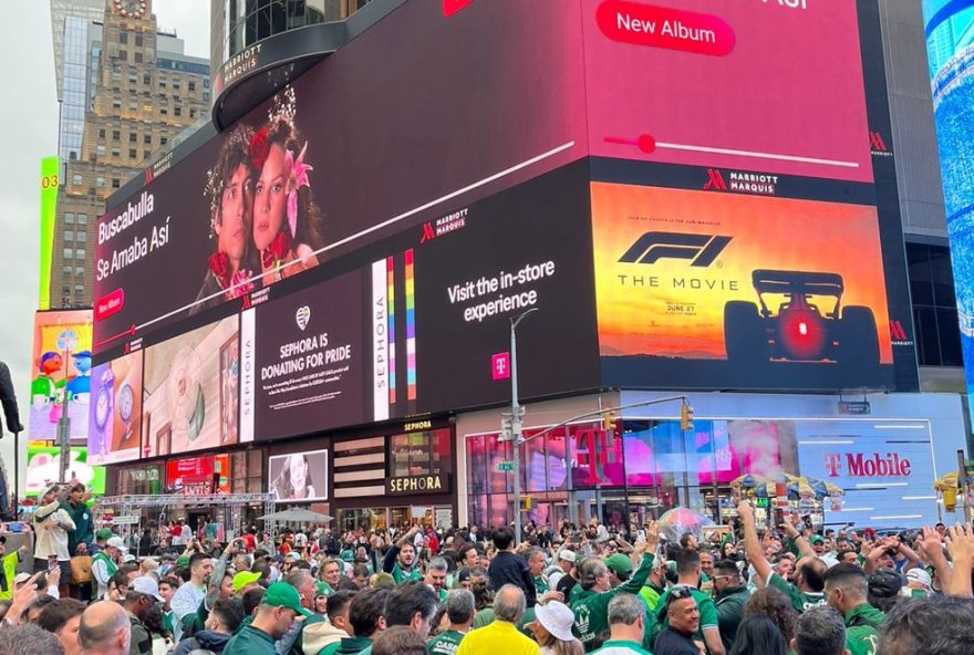 torcida-do-palmeiras-22fecha22-times-square-e-faz-festa-antes-da-estreia-na-copa-do-mundo-de-clubes