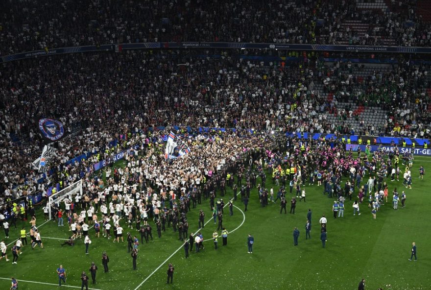 torcida-do-psg-invade-campo-da-allianz-arena-apos-goleada3A-policia-age-rapidamente