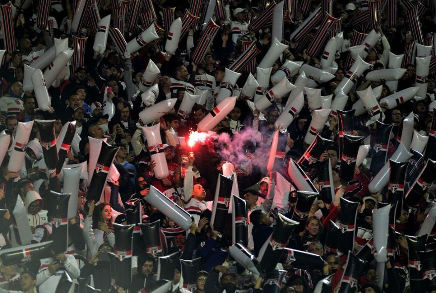 torcida-do-sao-paulo-vaia-luciano-e-critica-julio-casares-apos-eliminacao-da-libertadores