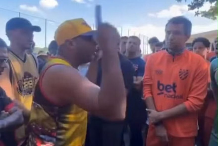 torcida-do-sport-invade-ct2C-agride-jogador-e-intimida-elenco