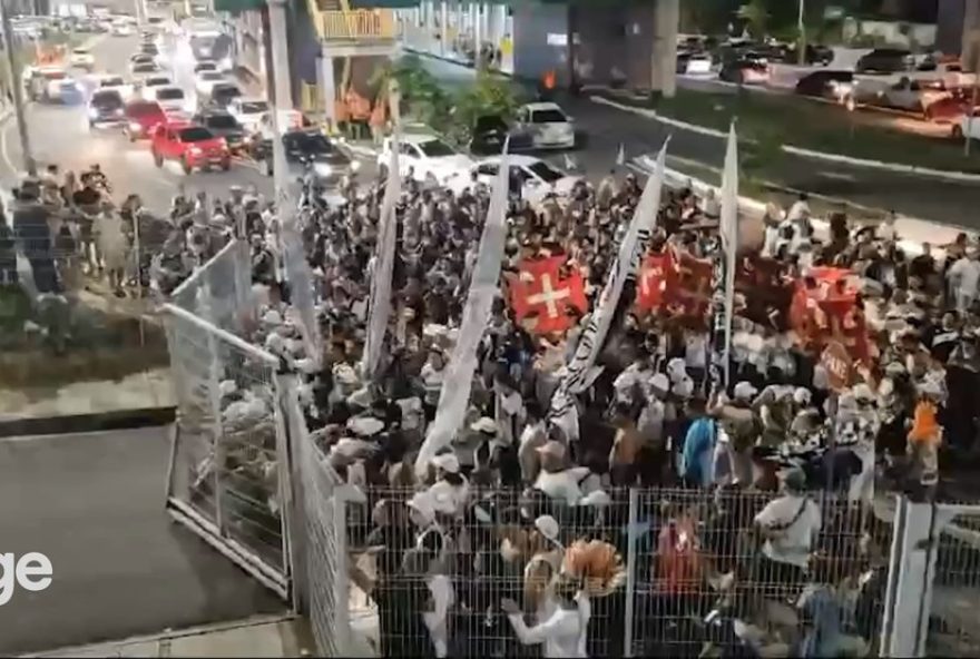 torcida-do-vasco-invade-arena-da-amazonia-em-jogo-contra-madureira3A-vandalismo-gera-repercussao-e-investigacao-policial