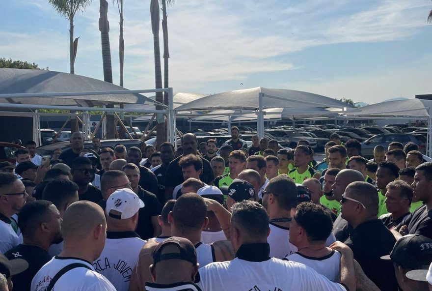 torcida-do-vasco-pressiona-tecnico-e-presidente-em-encontro-no-ct3A-apoio-e-cobrancas-em-busca-de-resultados-melhores