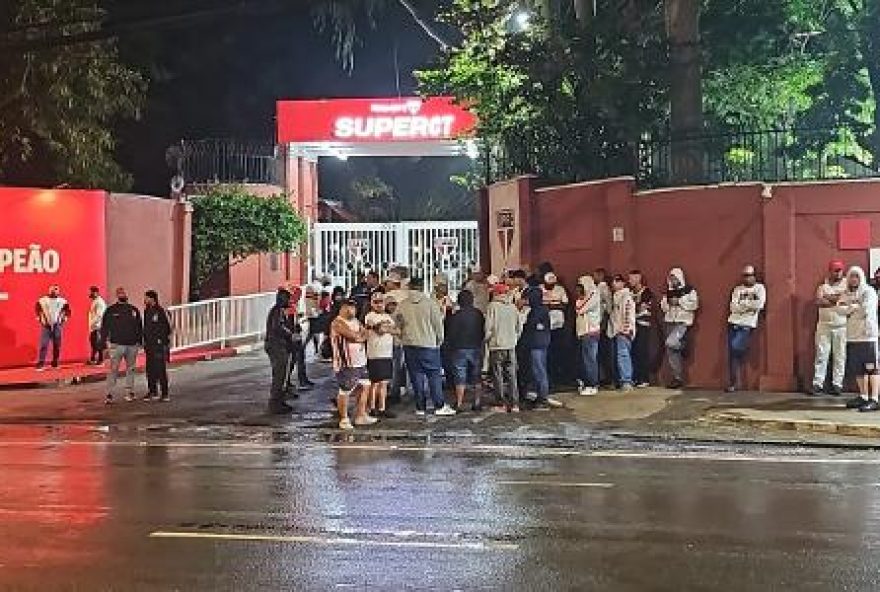 torcida-independente-se-manifesta-no-ct-apos-derrota-do-sao-paulo-para-o-palmeiras torcida-independente-se-manifesta-no-ct-apos-derrota-do-sao-paulo-para-o-palmeiras