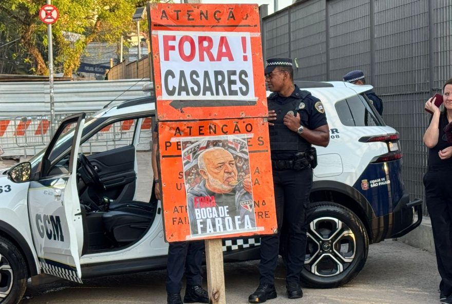 torcida-organizada-do-sao-paulo-protesta-e-cobra-diretoria-antes-de-jogo-contra-o-ceara