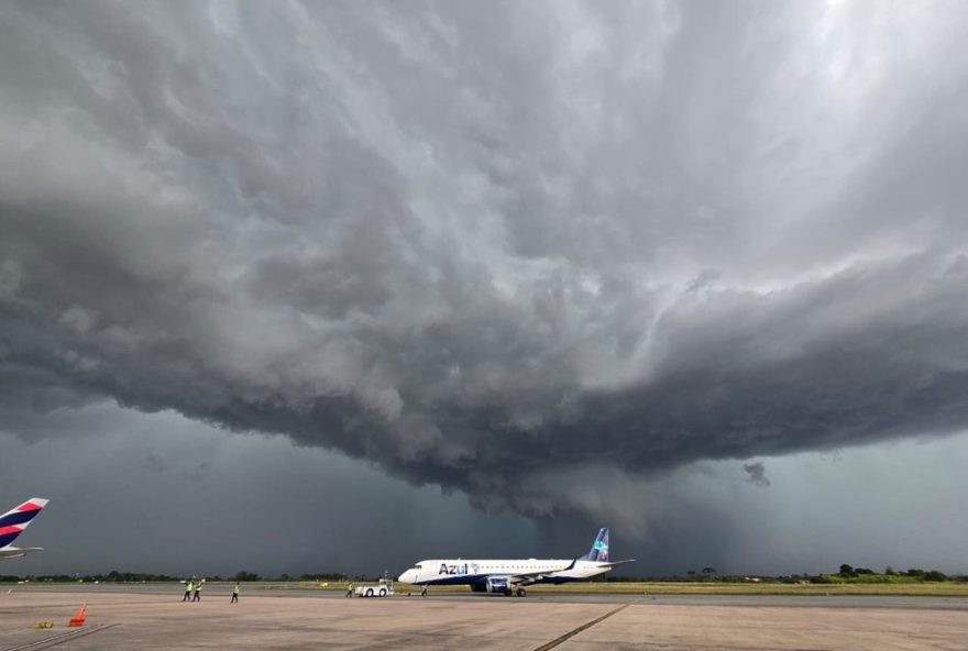 tornado-assusta-moradores-na-grande-curitiba3A-nuvem-em-formato-de-funil-e-desastres-na-regiao tornado-assusta-moradores-na-grande-curitiba3A-nuvem-em-formato-de-funil-e-desastres-na-regiao