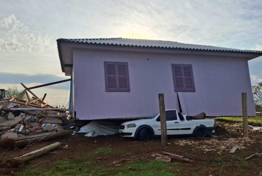 tornado-em-sc3A-casa-arrancada-pelo-vento-para-em-cima-de-carro